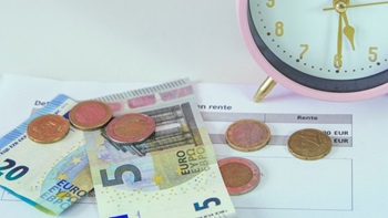 soldi banconote con documento e orologio